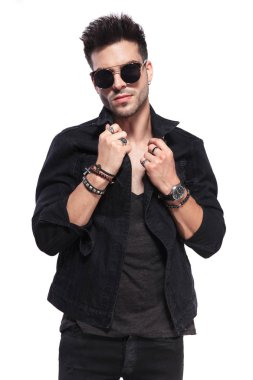 Beyaz arka plan üzerinde siyah gömlek yaka dururken sabitleme genç yakışıklı adam portresi