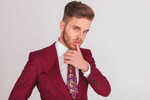 Attraktive Junge Geschäftsmann Berührt Seine Lippen Mit Dem Finger Und — Stockfoto