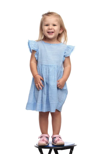 Мила Маленька Дівчинка Блакитній Сукні Сміється Виглядає Камери Білому Тлі — стокове фото