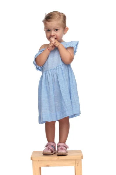 Kis Aranyos Kislány Beig Megijedt Úgy Néz Nagyon Nyugtalan Fehér — Stock Fotó