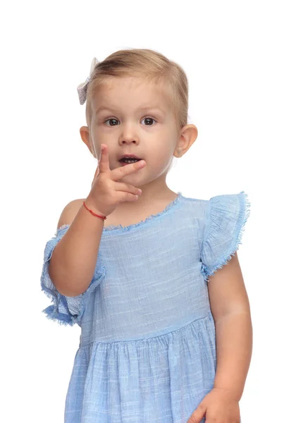 Bella Bambina Mostra Che Lei Può Contare Sfondo Bianco — Foto Stock
