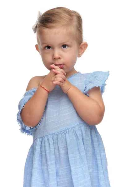 Schattig Klein Meisje Bidt Met Palmen Samen Een Vinger Haar — Stockfoto