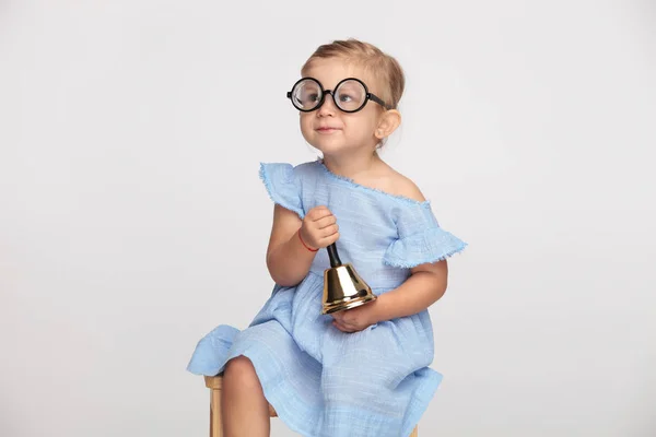 Divertente Bambina Con Grandi Occhiali Tiene Una Campana Guarda Lato — Foto Stock