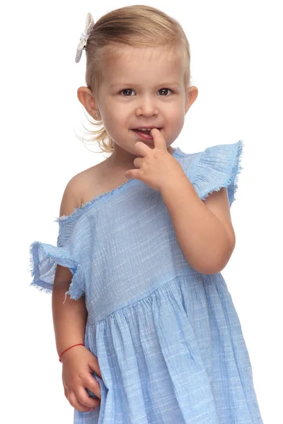 Улыбающаяся Маленькая Девочка Пальцем Рту Белом Фоне — стоковое фото