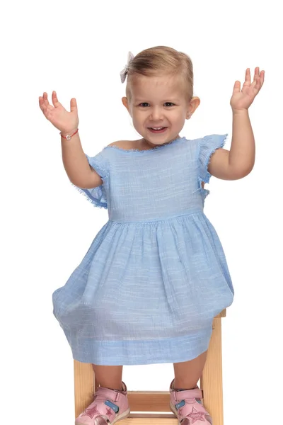 Bonito Menina Muito Animado Sentado Com Mãos Fundo Branco — Fotografia de Stock