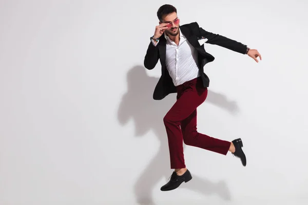 Side View Jumping Smart Casual Man Fixing His Sunglasses — Stock Photo, Image