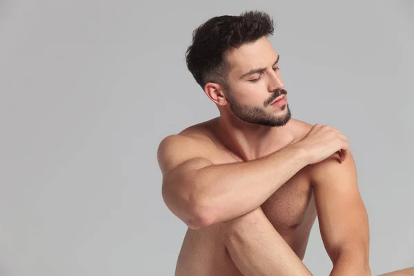 Sentado Hombre Desnudo Con Mano Hombro Mira Hacia Otro Lado — Foto de Stock