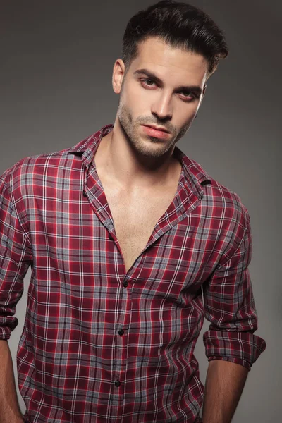 Ritratto Giovane Uomo Casual Camicia Quadri Posa Sfondo Grigio — Foto Stock