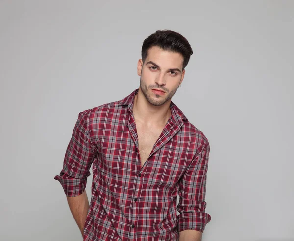 Casual Jeune Homme Avec Col Ouvert Chemise Est Debout Sur — Photo