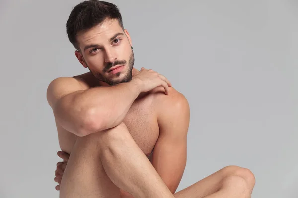 Hombre Forma Desnuda Sentado Mira Cámara Con Barbilla Mano Rodilla —  Fotos de Stock