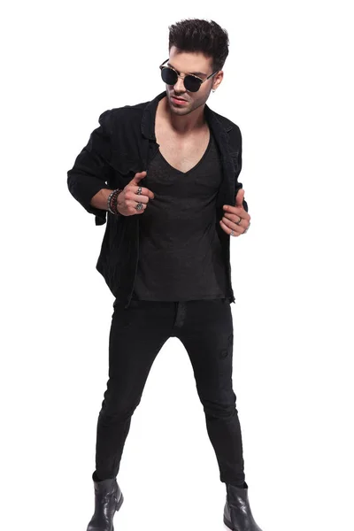 Aantrekkelijke Man Zwart Shirt Kraag Houden Terwijl Neerkijkt Kant Volledige — Stockfoto