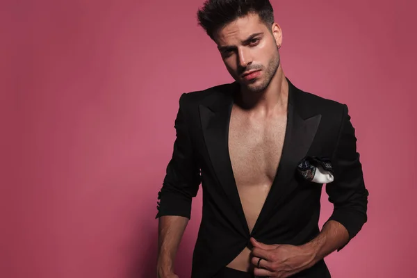Portrait Sexy Man Bare Chest Buttoning His Black Tuxedo While — Stock Photo, Image