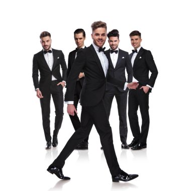 siyah Titanic'ten tarafına, yürüyüş lideri ile beyaz arka plan üzerinde duran beş zarif erkeklerde vücut resim tam