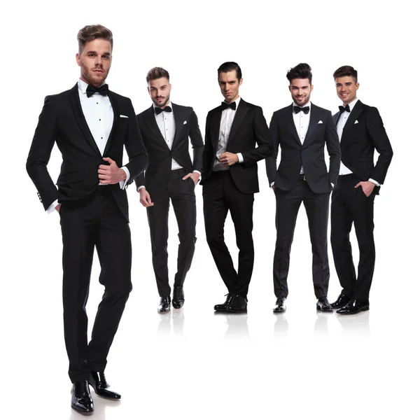 Team Van Vijf Groomsmen Tuxedoes Permanent Witte Achtergrond Met Leider — Stockfoto