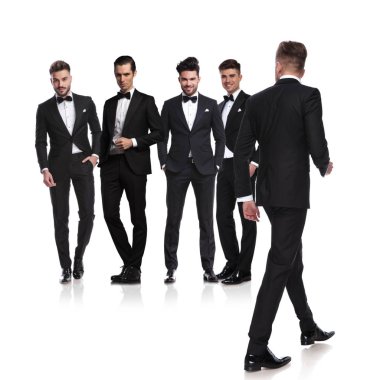 beş adam Titanic'ten içinde yan için yürüyüş ve onlara, beyaz arka plan üzerinde tam boy resmi bakmak lideri ile giyinmiş.