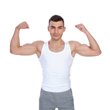 onun pazı beyaz arka plan üzerinde dururken esneme fanila kaslı seksi adam portresi