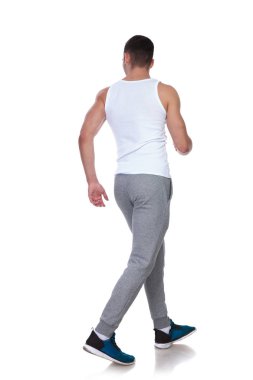 Arkadan Görünüş fitness adam beyaz arka plan üzerinde yürüme ve yan için arıyorsunuz 