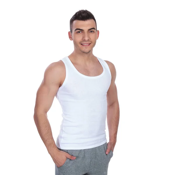 Retrato Homem Muscular Relaxado Camiseta Sobre Fundo Branco Com Mãos — Fotografia de Stock