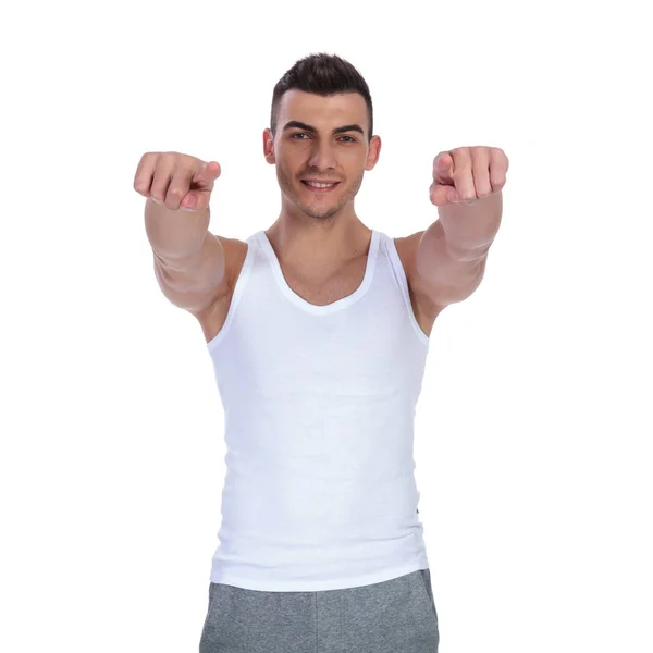 英俊的体操男子肖像在白色的汗衫指向手指 而站在白色背景 — 图库照片