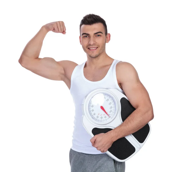 Retrato Hombre Sexy Sosteniendo Una Balanza Flexionando Sus Bíceps Mientras — Foto de Stock