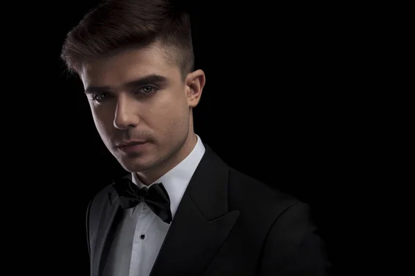 Retrato Jovem Elegante Homem Vestindo Smoking Preto Bowtie Enquanto Sobre — Fotografia de Stock