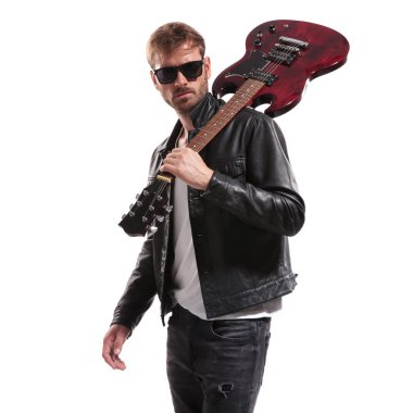 siyah deri ceketli beyaz arka plan üzerinde dururken omuz onun elektro gitar ile poz serin gitarist portresi