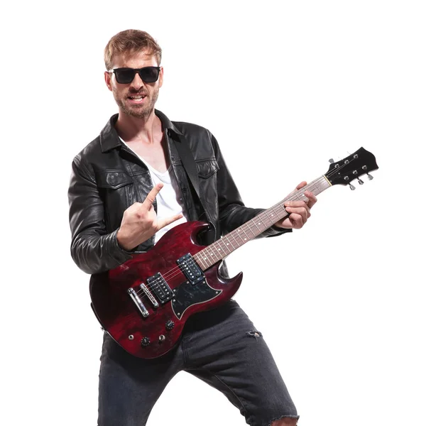 Retrato Rockstar Animado Usando Óculos Sol Jaqueta Couro Fazendo Rock — Fotografia de Stock