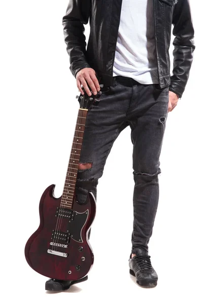 Beine Des Rockers Zerrissenen Jeans Und Lederjacke Der Seine Gitarre — Stockfoto