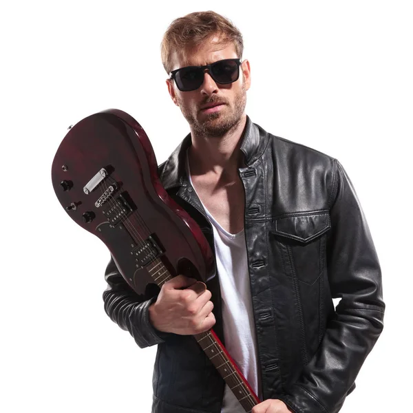 年轻的摇滚明星的肖像戴着太阳镜和皮革夹克想粉碎他的电吉他 而站在白色背景 — 图库照片