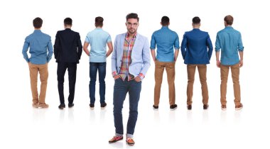 arkadan görünüşü altı adam elleri ceplerinde rahat takım lideri öndeki ile tam boy resmi beyaz arka plan üzerinde duran