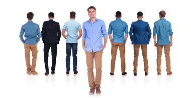 Dikiz 7 kişi ile ayakta takımının ceplerinde geçici lideri öndeki ile beyaz arka plan üzerinde tam uzunlukta resim eller