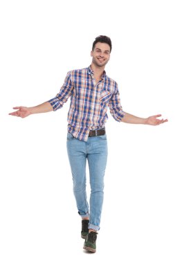 Beyaz arka plan üzerinde adım ve bir tebrik jest, tam uzunlukta resim yapma sevinçli akıllı casual adam