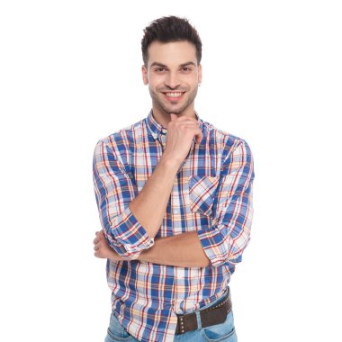 Beyaz arka plan üzerinde dururken düşünme dama ile gömlek giymiş neşeli casual adam portresi