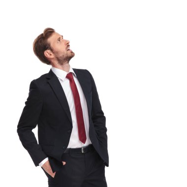 yan cepler, portre resim elinde beyaz zemin üzerine dururken için sürpriz işadamı bakar