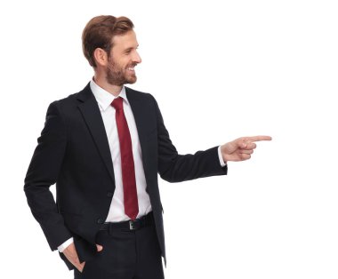 rahat işadamı puan ve yan cebinde, portre resim bir el ile beyaz arka plan üzerinde dururken görünüyor