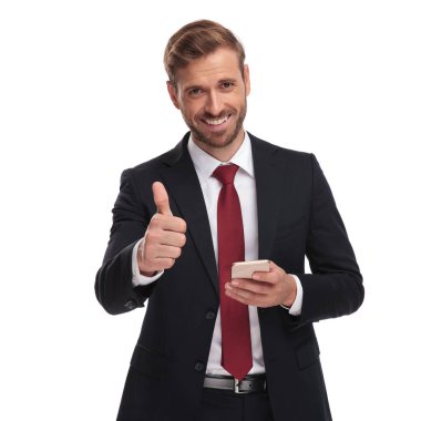 portre çekici işadamı manifatura ve beyaz arka plan üzerinde duran işareti Yaşasın yapma