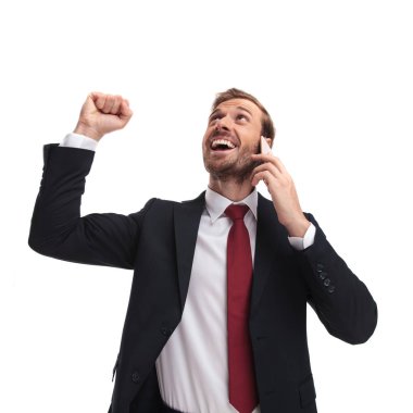 kutluyor ve beyaz arka plan üzerinde dururken ararken telefonda konuşmaya hevesli işadamı portresi