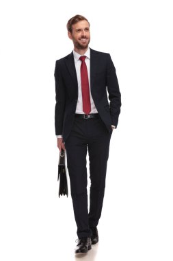 Beyaz arka plan üzerinde yürüme ve tarafına, tam uzunlukta resim ararken evrak çantası ile rahat iş adamı