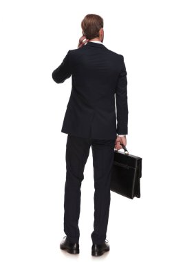 tam arkasında dalgın işadamı holding bavul ve beyaz arka plan üzerinde duran ve başını, dokunmadan tarafına seyir vücut resim