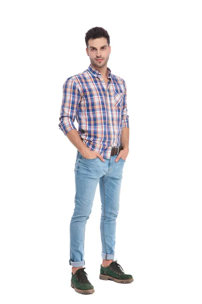 Ontspannen Casual Man Dragen Van Plaid Shirt Staande Witte Achtergrond — Stockfoto