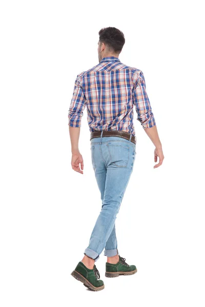 Vista Posterior Hombre Casual Caminando Con Jeans Camisa Cuadros Mirando —  Fotos de Stock