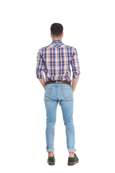 Vista Posterior Del Hombre Relajado Con Camisa Con Damas Azules — Foto de Stock