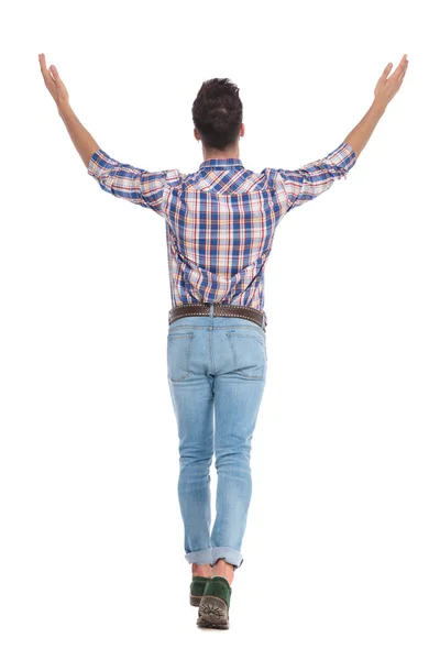 Vista Trasera Del Hombre Casual Celebrando Pisando Fondo Blanco Mientras — Foto de Stock