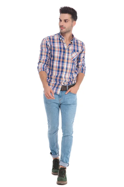 Rilassato Uomo Casual Indossa Camicia Con Pedine Rosse Piedi Sfondo — Foto Stock