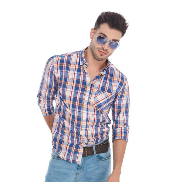 Retrato Hombre Sexy Usando Camisa Con Cuadros Gafas Sol Mientras — Foto de Stock
