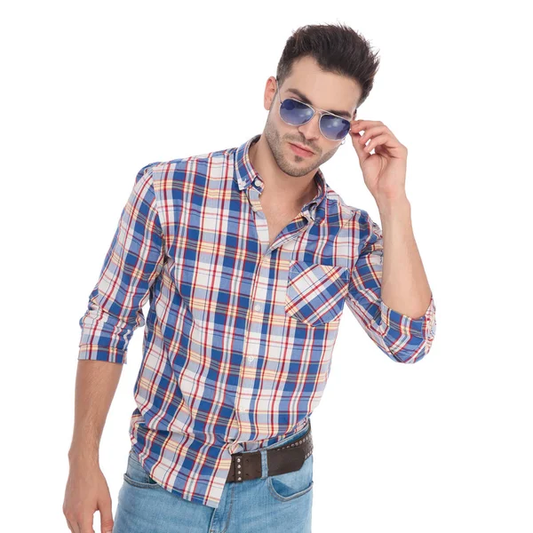 Retrato Del Hombre Usando Camisa Con Damas Fijando Sus Gafas —  Fotos de Stock