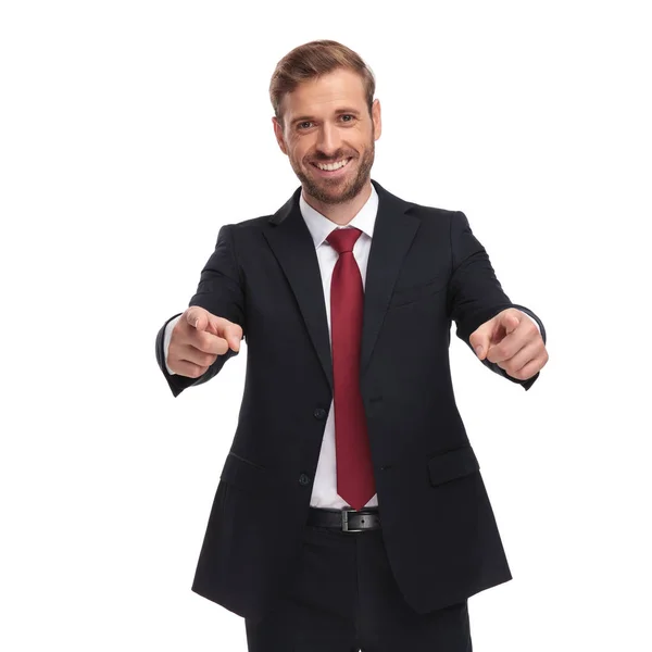 Retrato Hombre Negocios Feliz Señalando Los Dedos Mientras Está Pie —  Fotos de Stock