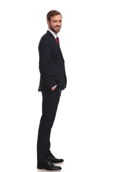 Μερική Άποψη Του Χαλαρή Επιχειρηματίας Χαμογελώντας Ενώ Στέκεται Πάνω Λευκό — Φωτογραφία Αρχείου