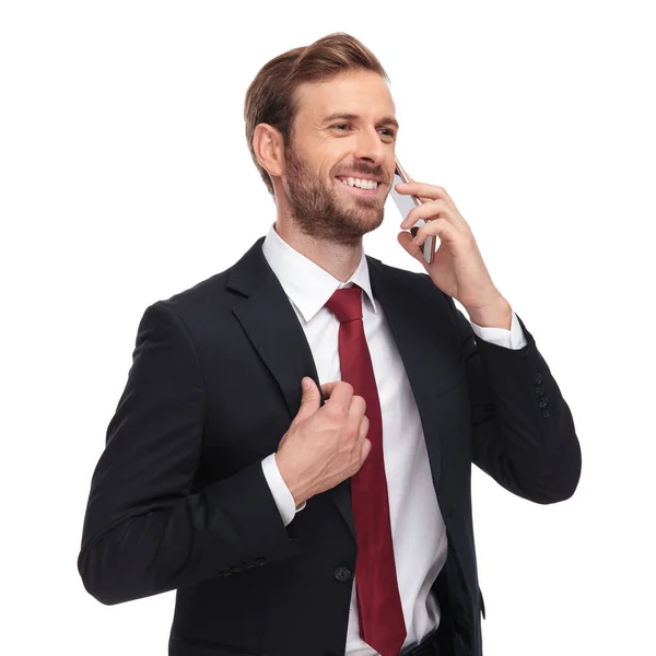 Retrato Homem Negócios Rindo Falando Telefone Enquanto Fixa Colar Terno — Fotografia de Stock