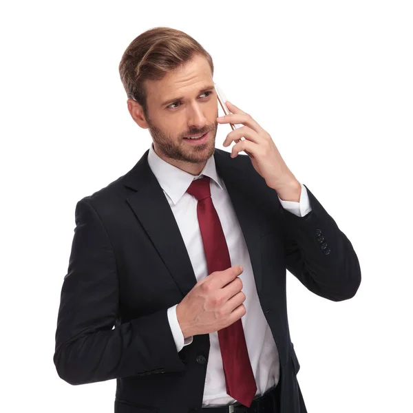 Retrato Empresario Pensativo Hablando Por Teléfono Mirando Lado Mientras Está —  Fotos de Stock